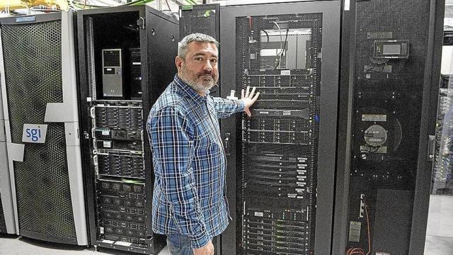 Imagen de archcivo del director del Centro de Cálculo del DIPC, Txomin Romero, junto al supercomputador Atlas instalado en Donostia