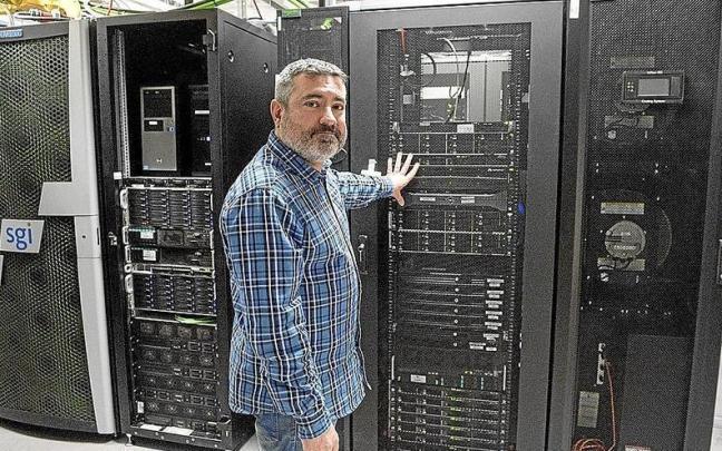 Imagen de archcivo del director del Centro de Cálculo del DIPC, Txomin Romero, junto al supercomputador Atlas instalado en Donostia