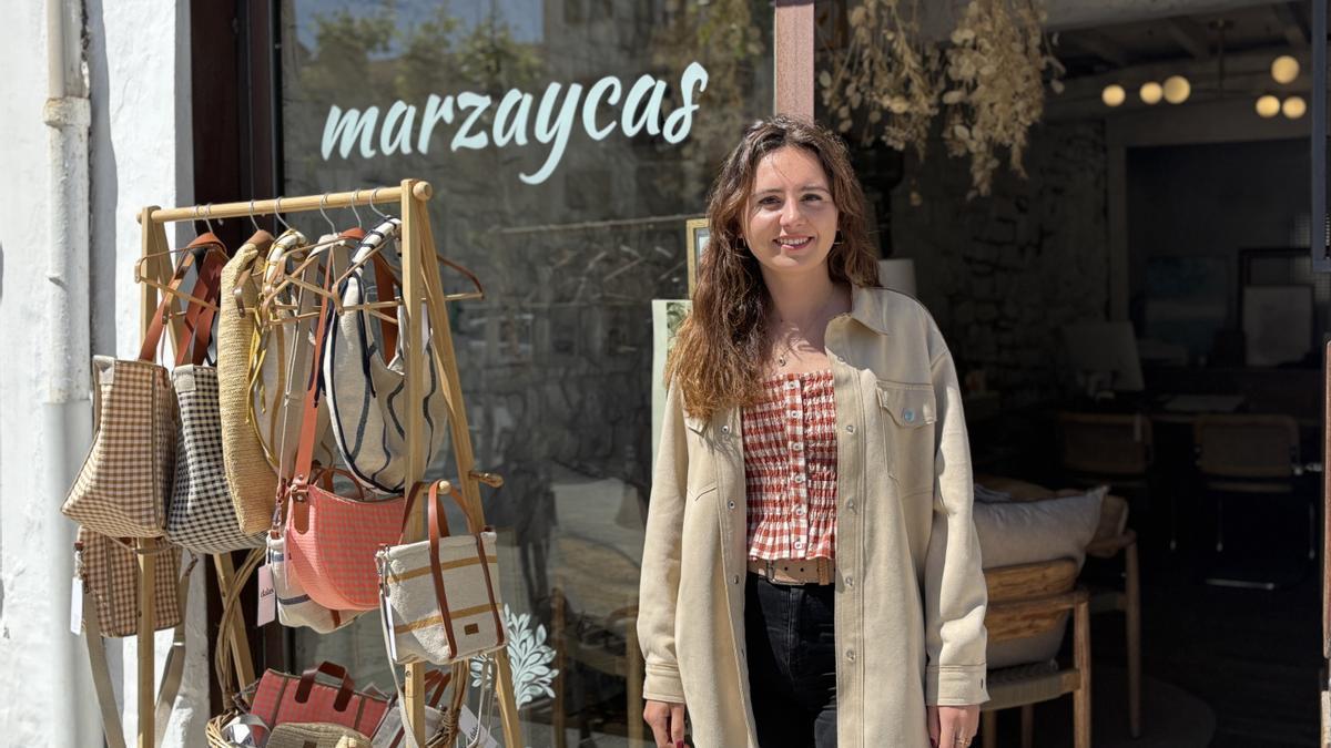 La joven Marina Zayas junto a su local, ubicado en la calle Santiago de Irun, donde el próximo sábado se organizará el mercado artesanal.