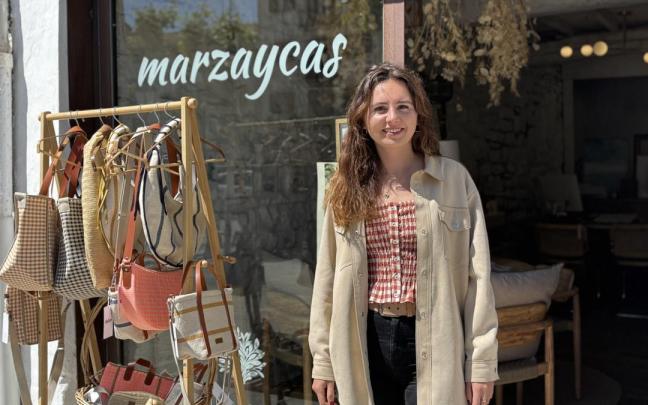 La joven Marina Zayas junto a su local, ubicado en la calle Santiago de Irun, donde el próximo sábado se organizará el mercado artesanal.