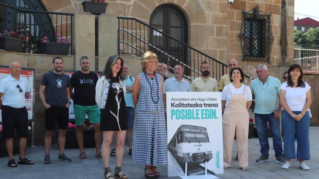 Cargos de EH BIldu se han dado cita este lunes en la estación de Laudio para urgir mejoras en la Línea C3