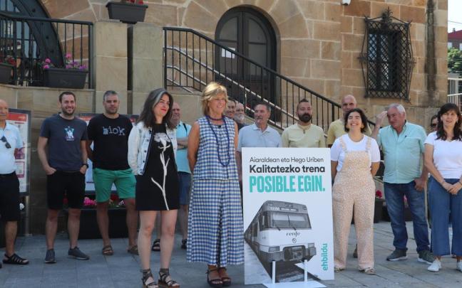 Cargos de EH BIldu se han dado cita este lunes en la estación de Laudio para urgir mejoras en la Línea C3