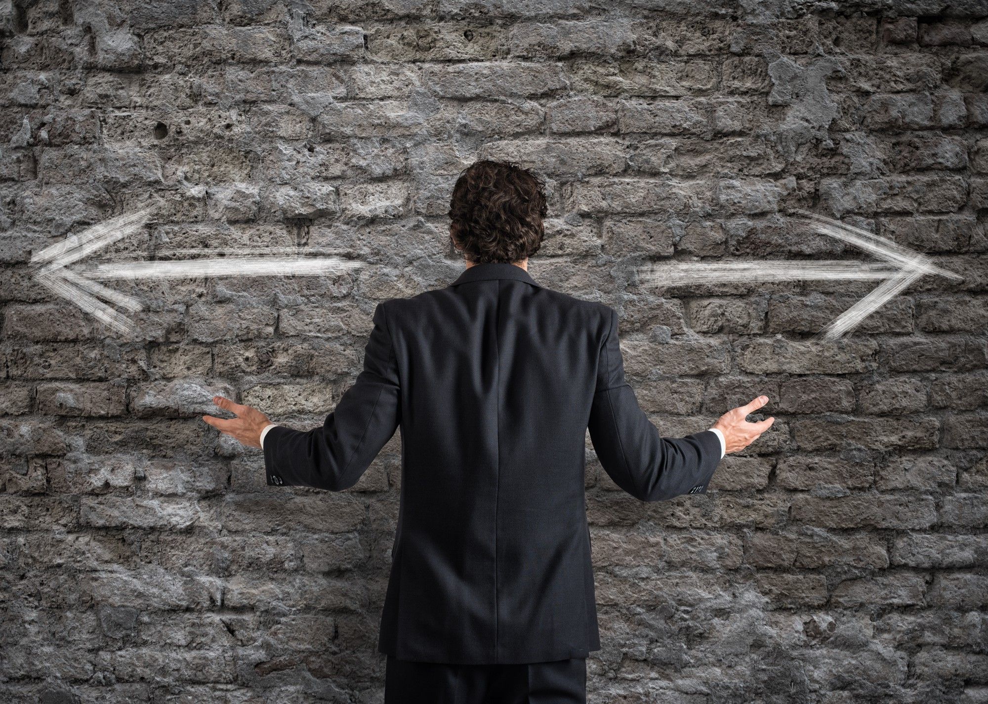 Un hombre debe elegir entre dos opciones totalmente opuestas.