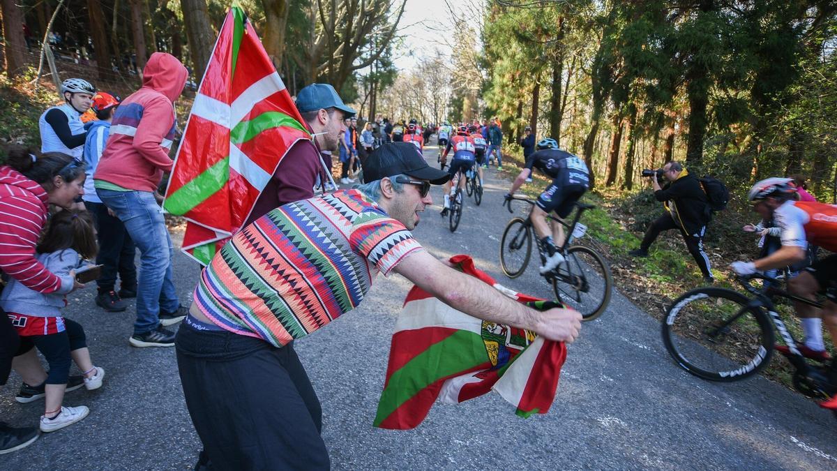 Las ikurriñas volvieron a dominar el paisaje de la Itzulia.