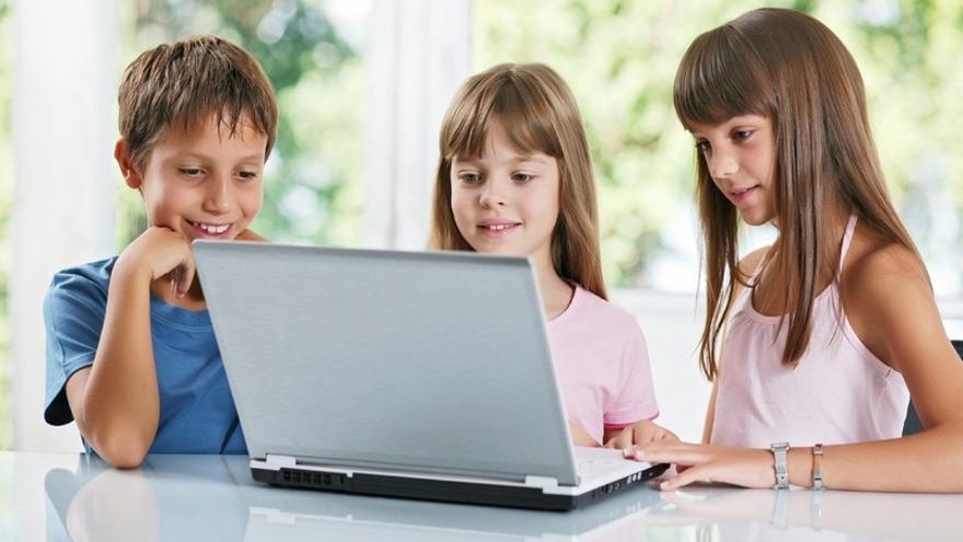 Europa aboga por reforzar la protección de los menores ante el aumento de la desinformación y la manipulación 'on line'.