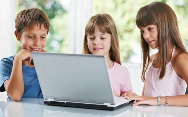 Europa aboga por reforzar la protección de los menores ante el aumento de la desinformación y la manipulación 'on line'.