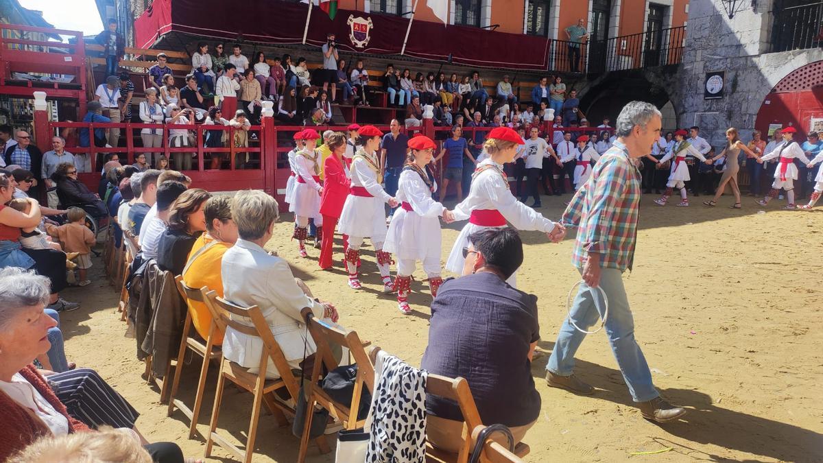 La plaza volverá a ser el escenario del baile protagonizado por las autoridades locales el día de la Virgen.
