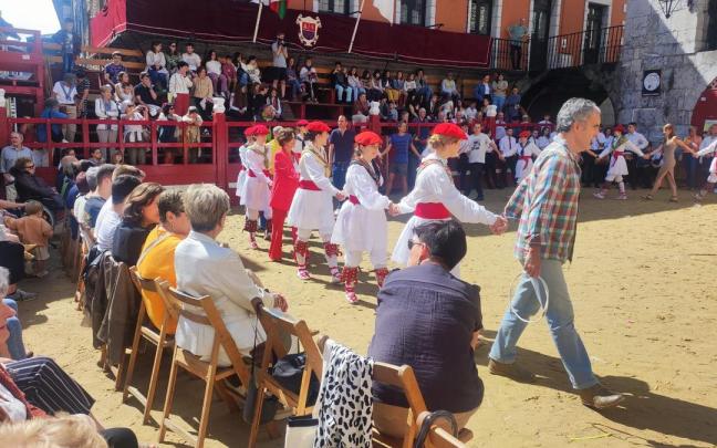 La plaza volverá a ser el escenario del baile protagonizado por las autoridades locales el día de la Virgen.