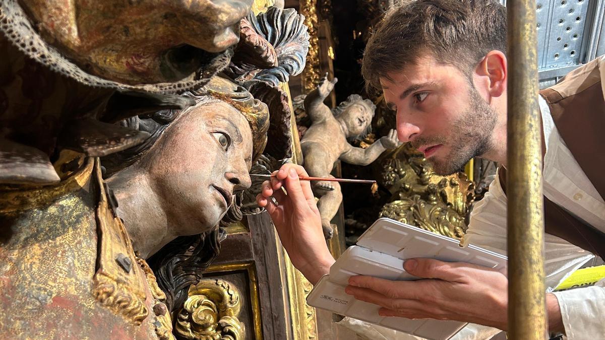 Mendizabal vive con auténtica pasión su trabajo desde lo alto de los andamios, devolviendo el lustre a las figuras de los retablos.