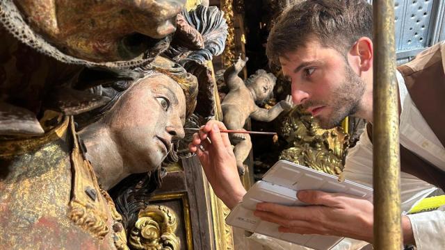 Mendizabal vive con auténtica pasión su trabajo desde lo alto de los andamios, devolviendo el lustre a las figuras de los retablos.