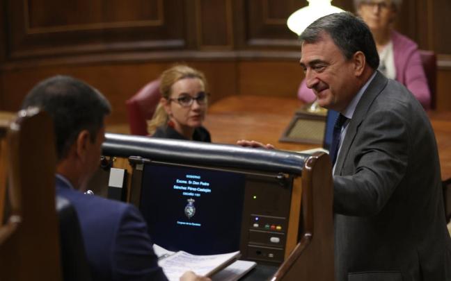 El presidente del Gobierno español en funciones, Pedro Sánchez, de espaldas, con el portavoz del PNV en el Congreso, Aitor Esteban El presidente del Gobierno español en funciones, Pedro Sánchez, de espaldas, con el portavoz del PNV en el Congreso, Aitor Esteban