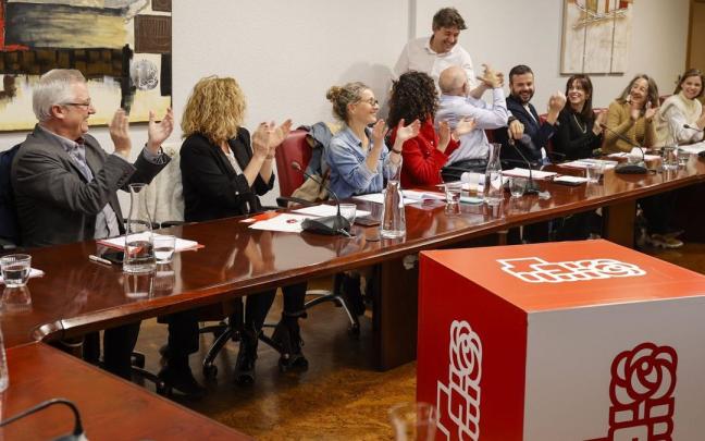 Eneko Andueza, recibido entre aplausos por sus compañeros en la reunión que ayer por la tarde celebró la Ejecutiva del PSE.