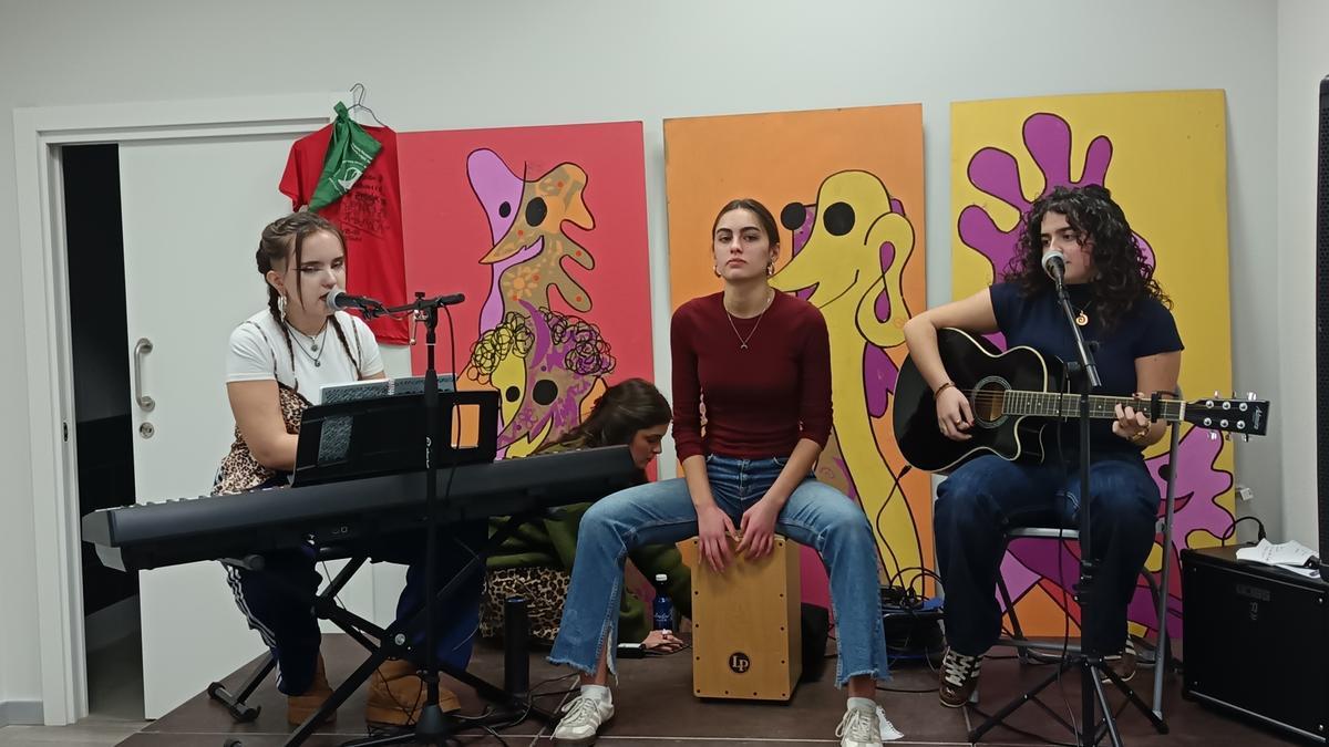 El grupo de música Zirrara ambientó la inauguración.