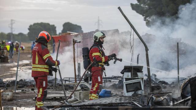 Varios bomberos trabajan para extinguir un incendio en Albacete.