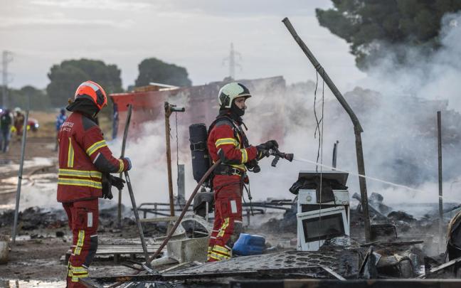 Varios bomberos trabajan para extinguir un incendio en Albacete.