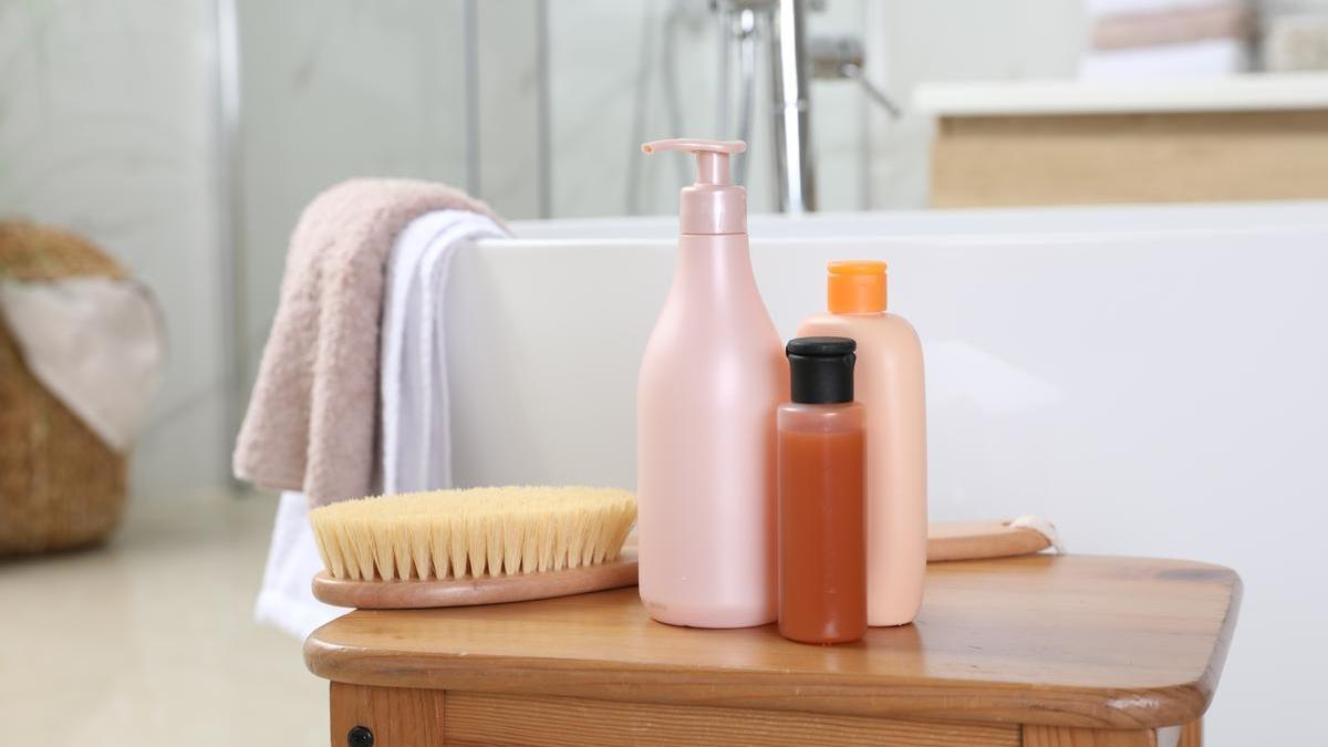 Botes de champús y gel en el baño.