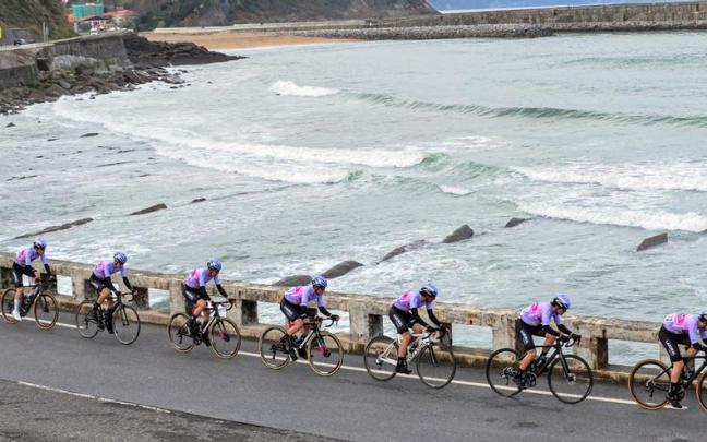 El pelotón aficionado, comandado por el Laboral Kutxa, pedalea el pasado sábado en la prueba de Zumaia. El pelotón aficionado, comandado por el Laboral Kutxa, pedalea el pasado sábado en la prueba de Zumaia.