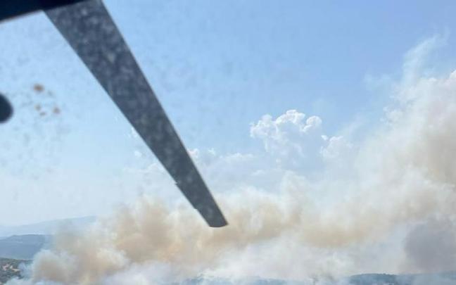 Imagen de uno de los incendios que se registran en Catalunya / BOMBERS DE LA GENERALITAT Imagen de uno de los incendios que se registran en Catalunya