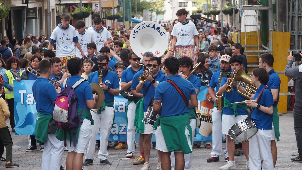 Ustekabe es una txaranga con una participación muy activa en infinidad de eventos que tienen como marco a la villa armera.
