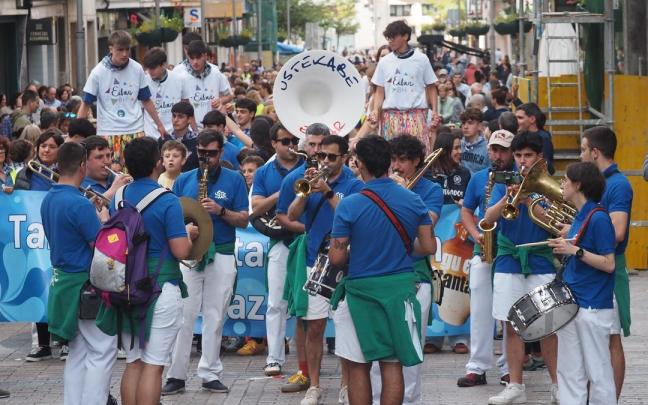 Ustekabe es una txaranga con una participación muy activa en infinidad de eventos que tienen como marco a la villa armera.