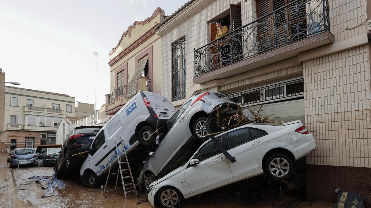 Varios vehículos amontonados por las graves inundaciones causadas por la DANA en Valencia