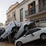 Varios vehículos amontonados por las graves inundaciones causadas por la DANA en Valencia