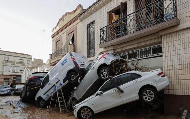 Varios vehículos amontonados por las graves inundaciones causadas por la DANA en Valencia