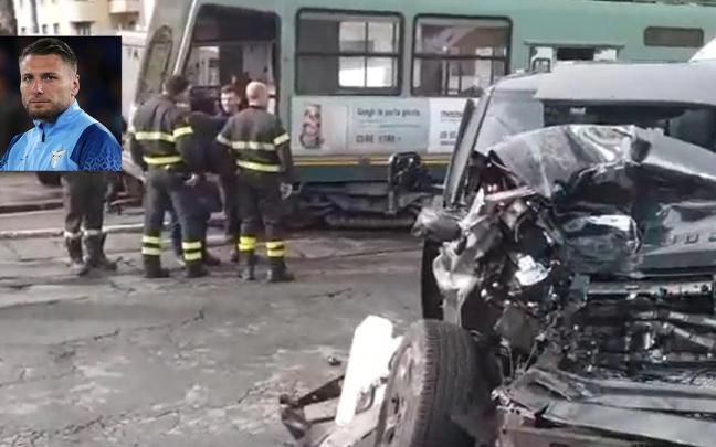 El coche de Immobile, destrozado junto al tranvía.
