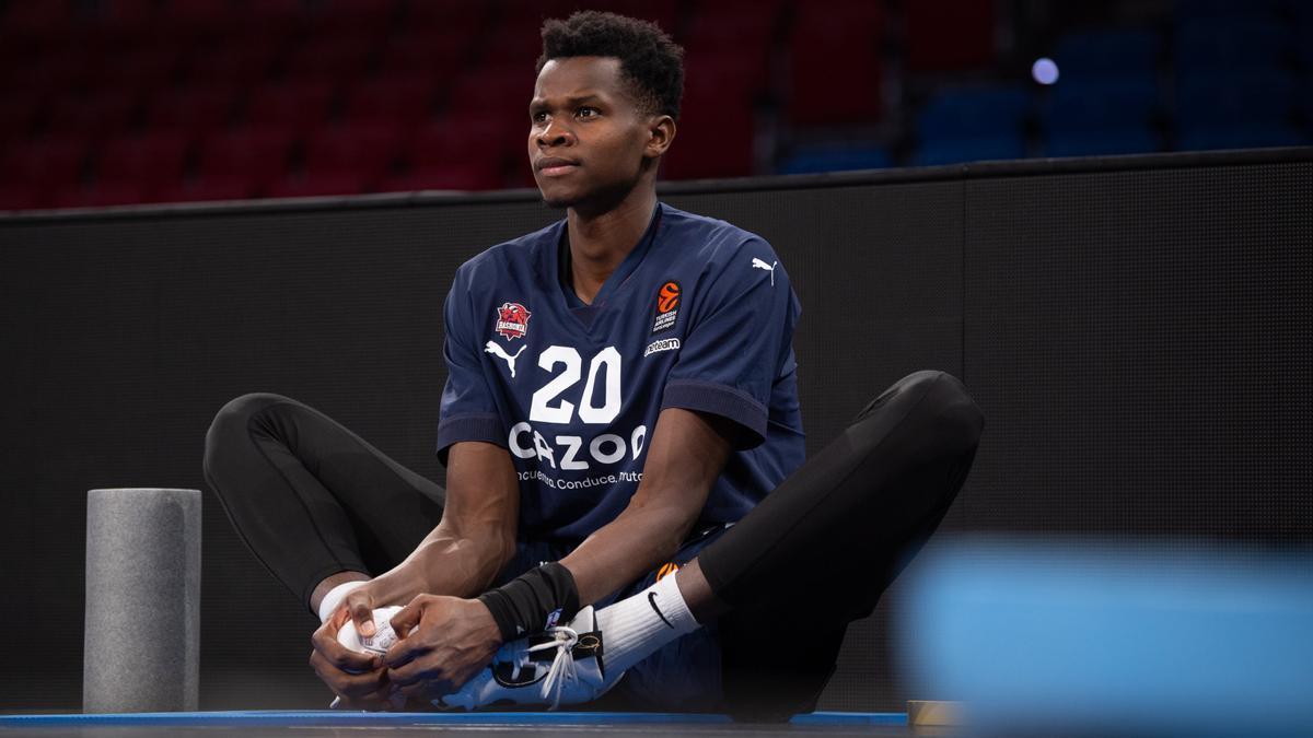 Ousman Ndiaye realiza estiramientos en el Buesa Arena antes de un partido del Baskonia