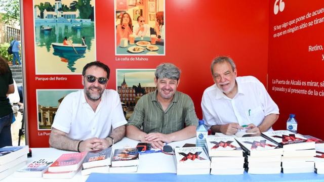 Carmen Mola, seudónimo de los escritores Jorge Díaz (d), Agustín Martínez (i) y Antonio Mercero (c), durante la segunda jornada de la 85ª edición de la Feria del Libro de Madrid.