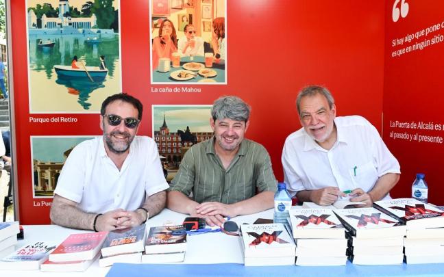 Carmen Mola, seudónimo de los escritores Jorge Díaz (d), Agustín Martínez (i) y Antonio Mercero (c), durante la segunda jornada de la 85ª edición de la Feria del Libro de Madrid.