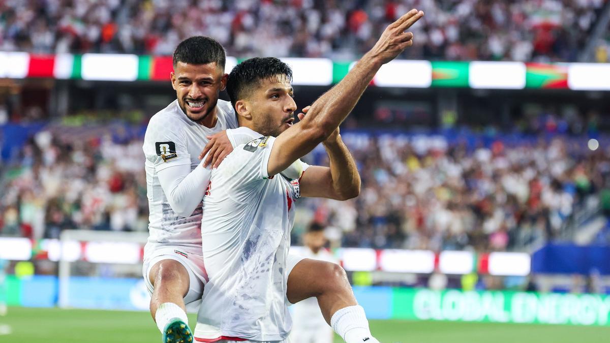 Mehdi Ghayedi y Mohammad Mohebi celebran el segundo gol de Irán ante Nueva Zelanda.