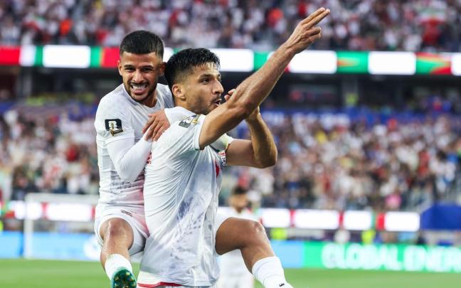 Mehdi Ghayedi y Mohammad Mohebi celebran el segundo gol de Irán ante Nueva Zelanda.