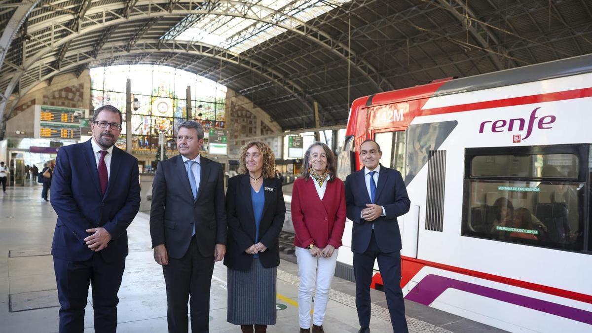 La consejera de Movilidad Sostenible, Susana García Chueca, (3d) el secretario de Estado de Transportes y Movilidad Sostenible, José Antonio Santano, (2i) y el presidente de Renfe, Raúl Blanco, (i) y la delegada del gobierno en Euskadi Mari