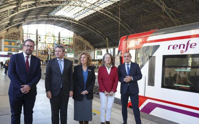 La consejera de Movilidad Sostenible, Susana García Chueca, (3d) el secretario de Estado de Transportes y Movilidad Sostenible, José Antonio Santano, (2i) y el presidente de Renfe, Raúl Blanco, (i) y la delegada del gobierno en Euskadi Mari / EFE La consejera de Movilidad Sostenible, Susana García Chueca, (3d) el secretario de Estado de Transportes y Movilidad Sostenible, José Antonio Santano, (2i) y el presidente de Renfe, Raúl Blanco, (i) y la delegada del gobierno en Euskadi Mari