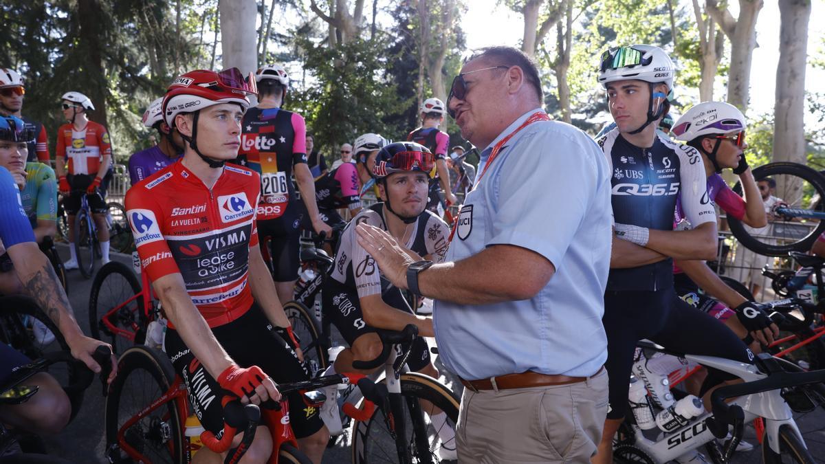 El comisario de la UCI comunica al líder de la general, Jonas Vingegaard, y a los demás corredores, los corredores la finalización de la etapa