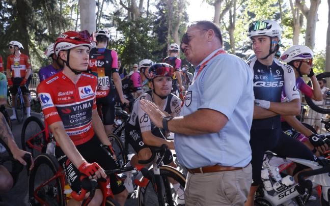 El comisario de la UCI comunica al líder de la general, Jonas Vingegaard, y a los demás corredores, los corredores la finalización de la etapa