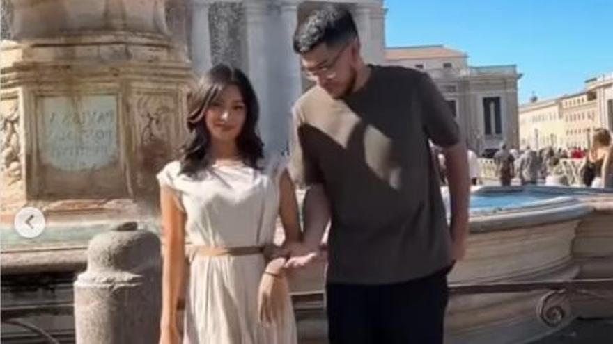 La pareja, posando en Ciudad del Vaticano.