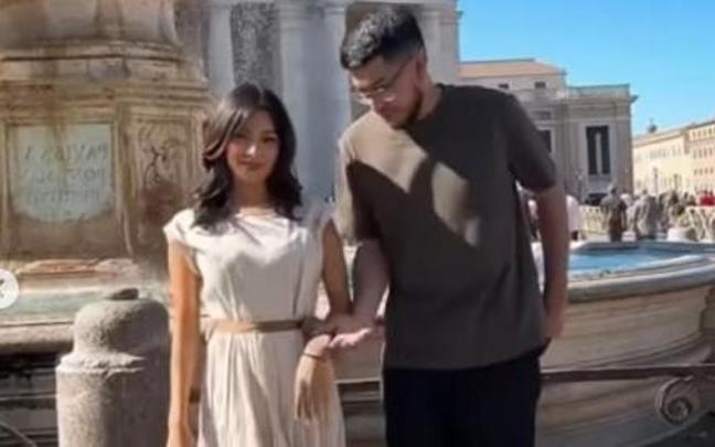 La pareja, posando en Ciudad del Vaticano.