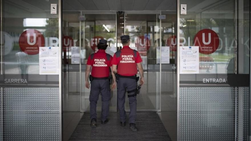 Dos policías forales entran en el Hospital Universitario de Navarra