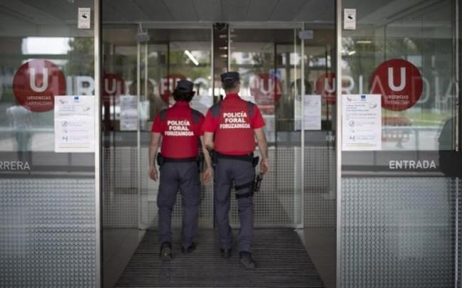 Dos policías forales entran en el Hospital Universitario de Navarra Dos policías forales entran en el Hospital Universitario de Navarra