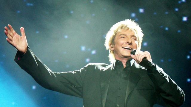 El cantante Barry Manilow
