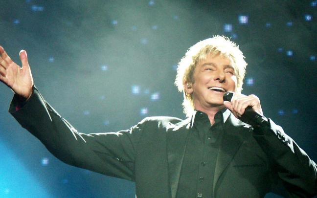 El cantante Barry Manilow