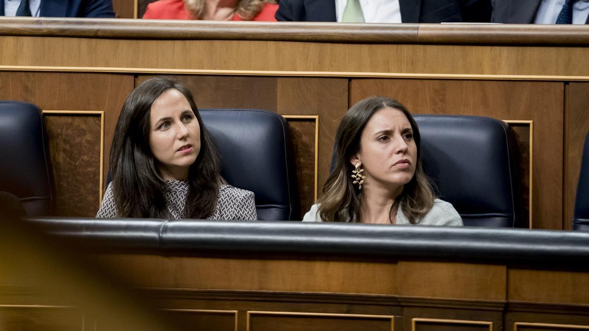 La ministra de Derechos Sociales y Agenda 2030 en funciones, Ione Belarra, y la ministra de Igualdad en funciones, Irene Montero, en el Congreso de los Diputados.