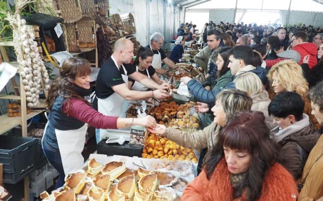 El ajetreo de gente en las dos carpas del recinto ferial fue constante a lo largo de la mañana del domingo.