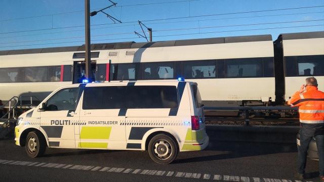 Heridas más de 15 personas tras una colisión frontal entre dos trenes cerca de Copenhague, en Dinamarca.