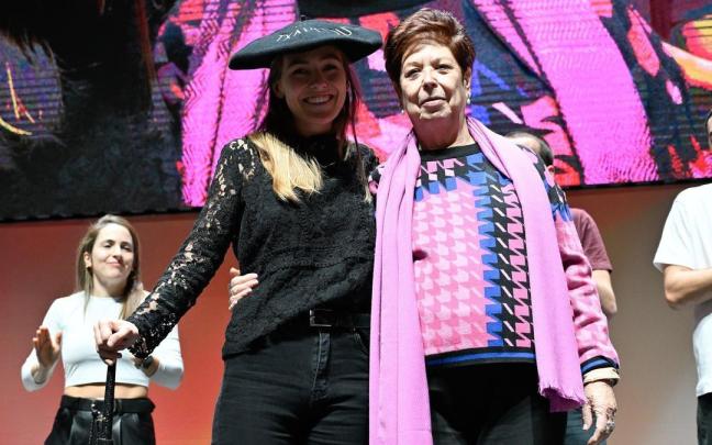 Begoña Iturriza fue la encargada de poner la txapela de campeón. OSKAR GONZÁLEZ