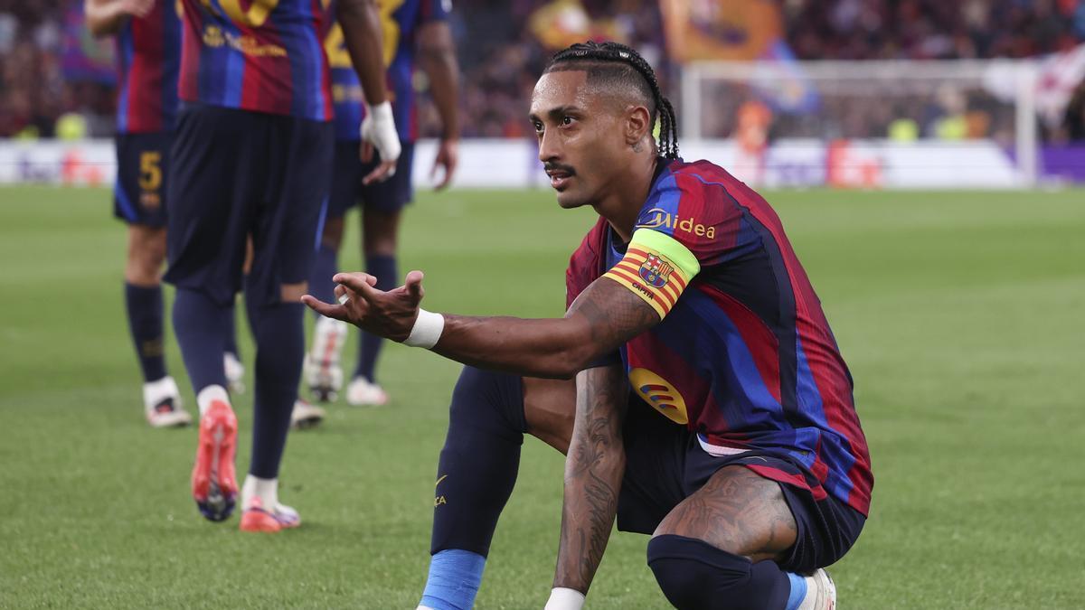 Raphinha, elegido mejor jugador del partido, celebra uno de sus dos goles con el gesto de Spiderman.
