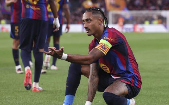 Raphinha, elegido mejor jugador del partido, celebra uno de sus dos goles con el gesto de Spiderman.