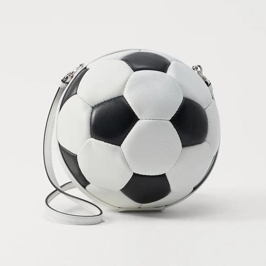 Bolso con forma de balón para amantes incondicionales del fútbol.